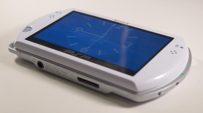 La jolie PSP Go (Pearl White)